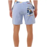 Short de baño celeste con cintura estampada con motivos florales y geométricos en tonos azul, rojo y amarillo.