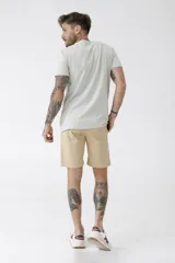 Remera celeste de corte clásico con cuello redondo y manga corta. Estampado pequeño en el pecho.