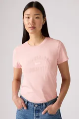 Remera rosa de algodón con cuello redondo y logo de Levi's bordado en el pecho.