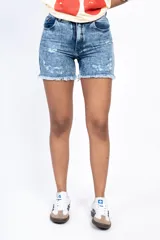 Short de jean celeste con efecto lavado, tiro alto y terminación desflecada.