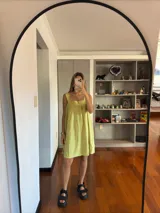 Vestido corto color verde lima, de corte suelto, con escote cuadrado y tirantes anchos.