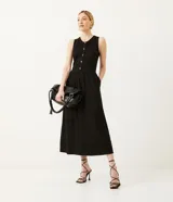 Vestido midi negro de punto orly, con abotonadura delantera y escote redondo.