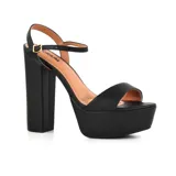 Sandalias negras de vestir marca Korium Amora, con plataforma y tacón ancho. Tira delantera ancha y tira fina con hebilla al tobillo.