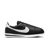 Championes Nike Cortez de cuero negro con detalles en blanco, cordones negros y suela blanca con línea negra.