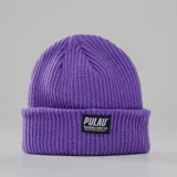 Gorro de lana blanco con etiqueta negra con el logo de la marca Pulau.