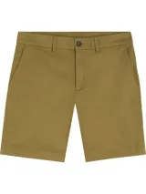 Short color ocre de corte chino slim fit, con bolsillos laterales y traseros.