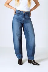 Pantalón de jean slouchy de tiro alto, color azul medio.