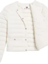 Campera blanca acolchada de nailon con relleno de plumas, cuello redondo, cierre con botones a presión, bolsillos laterales con botones a presión y logo de Tommy Hilfiger bordado en el pecho.