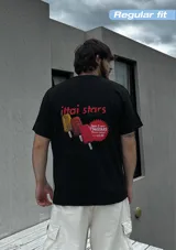 Camiseta celeste con estampado de helados y texto en la espalda.