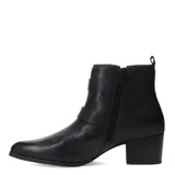 Botín de mujer de cuero negro, caña baja, con punta afilada y taco ancho. Presenta dos correas ajustables con hebillas metálicas en el empeine y caña.