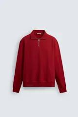 Sudadera regular fit color bordó, con cuello alto y cierre frontal de cremallera. Manga larga y acabados en rib.