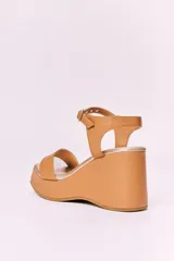 Sandalias de cuero color caramelo, con plataforma y taco ancho.