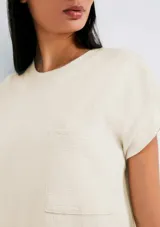 Vestido corto amarillo con cuello redondo, mangas cortas con dobladillo y bolsillo de parche en el pecho.