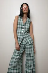 Pantalón de lino italiano con estampado escocés en tonos marrón, beige, amarillo y naranja. De tiro medio alto y corte oxford.