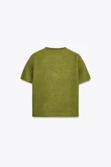 Jersey marrón de punto con cuello redondo y manga corta.