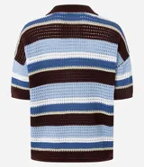 Remera oversized de punto con rayas horizontales en tonos marrón, celeste y blanco. Presenta cuello polo y mangas cortas.