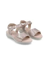 Sandalias color beige con detalles brillantes, tira ancha sobre el empeine y tira con velcro en el tobillo.