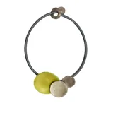 Collar artesanal con aro rígido color gris, con apliques de cuero en forma de círculos en color lima, plateado y gris.