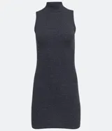 Vestido corto gris oscuro, sin mangas y con cuello alto. Ajustado al cuerpo, confeccionado en tejido de punto acanalado.