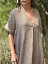 Vestido largo azul marino de lino italiano, con escote en V, mangas cortas y bolsillos laterales.