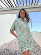 Camisero con estampado de rombos color verde y beige, con cuello camisero, abotonado y mangas 3/4.