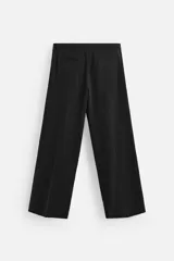Pantalón negro de corte recto confeccionado en tejido fluido con mezcla de viscosa, con bolsillos frontales y traseros de vivo.