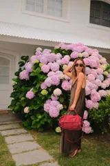 Bolso de cuero color rojo con doble correa para usar al hombro o como bandolera. Interior forrado con bolsillo y llavero.