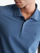 Remera de manga corta color azul con logo bordado en el pecho.