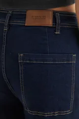 Pantalón jean azul oscuro de corte wide leg, con tiro alto y costuras a la vista.
