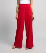 Pantalón pantalona de crepé color negro, con cintura ancha, cierre lateral y pliegues.