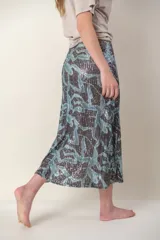 Pollera larga marrón con lentejuelas degradadas en celeste.