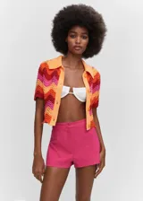 Short de tiro alto color fucsia, de tejido fluido y corte recto.