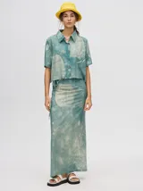 Falda pareo larga de viscosa con estampado abstracto en tonos celeste y beige. Tiene tiras ajustables en la cintura.