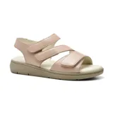 Sandalia casual negra con tres tiras horizontales con velcro y suela plana.