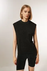 Musculosa azul noche de poliéster con cuello alto y corte ancho.