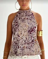 Blusa sin mangas con cuello halter, color lila con lunares verdes.