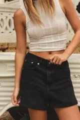 Short de jean de tiro alto con cinco bolsillos. Bajo con dobladillo en vuelta.