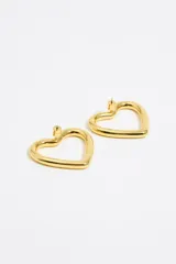 Pendientes metálicos con forma de corazón grande y cierre de presión, personalizados con logo grabado.