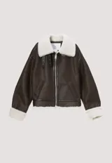 Chaqueta marrón de cuero vegano con forro de sherpa color crema. Presenta solapas con hebillas, cuello italiano, cierre de cremallera y mangas con puños.