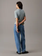 Chomba celeste de punto de algodón suave, corte slim, cuello de chomba, tapeta de tres botones, mangas cortas y bordado de Calvin Klein en la misma gama de tonos en el pecho.