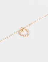 Cadena dorada con dije de corazón con perlas sintéticas.