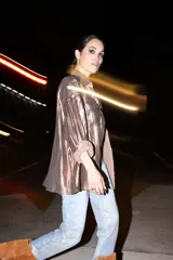 Chaqueta corte camisa de lentejuelas color cobre con acabado mate oversized.