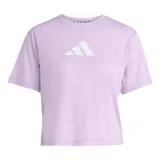 Camiseta deportiva Adidas de manga corta, color lila claro, con corte relajado y el logo Badge of Sport de Adidas en blanco estampado en el pecho.