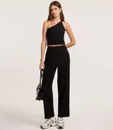 Top ajustado de punto roma color rojo, con diseño de un solo hombro y tirante torcido.