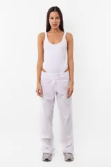 Pantalón sastrero recto de poplín color blanco, tiro medio-bajo, con cintura ancha, doble botón a tono y cierre metálico.