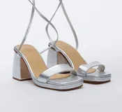 Sandalias plateadas con tiras finas y taco cuadrado.