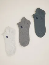 Pack de tres pares de medias de algodón de corte bajo, en colores gris, celeste y blanco.