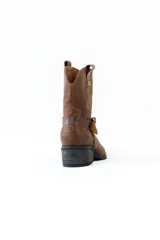 Bota corta negra de cuero con caña media, taco bajo y correa con hebilla alrededor del tobillo.