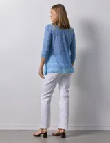 Blusa de modal estampado en tonos celeste, azul y verde, con aplique de brillos en el frente y mangas 3/4.