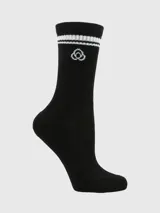 Pack de tres pares de calcetines negros con tres líneas horizontales blancas en la parte superior y logo bordado en blanco.